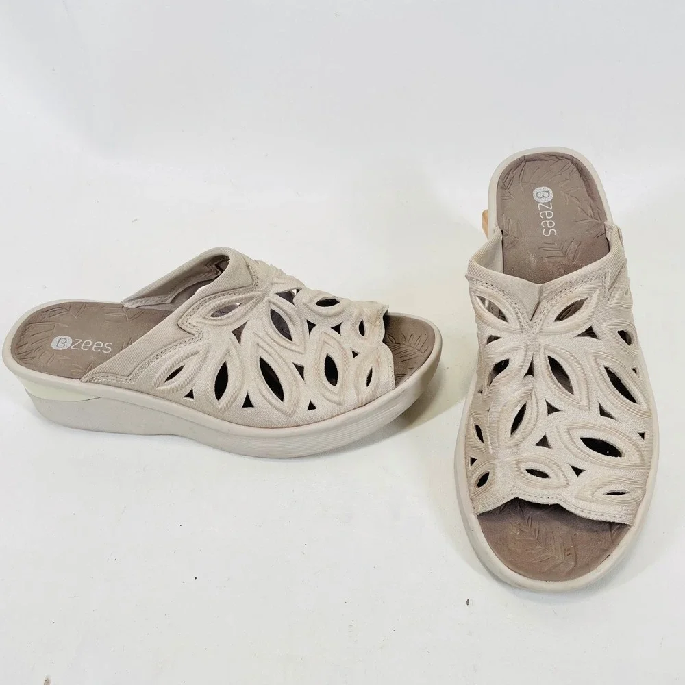 Bzees Susie Womens 8.5M Champagne Beige Laser Cut Floral Wedge Slide Sandals